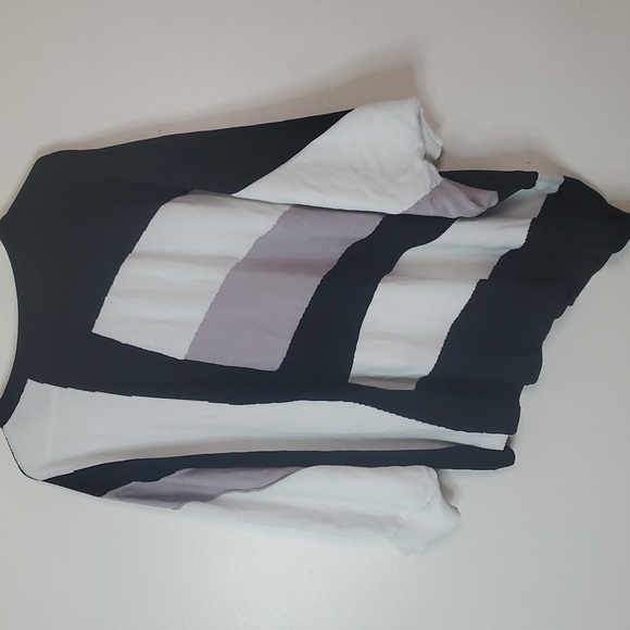 Ming Wang Asymmetrical Striped Batwing Top One Size Button Design - Picture 9 of 12